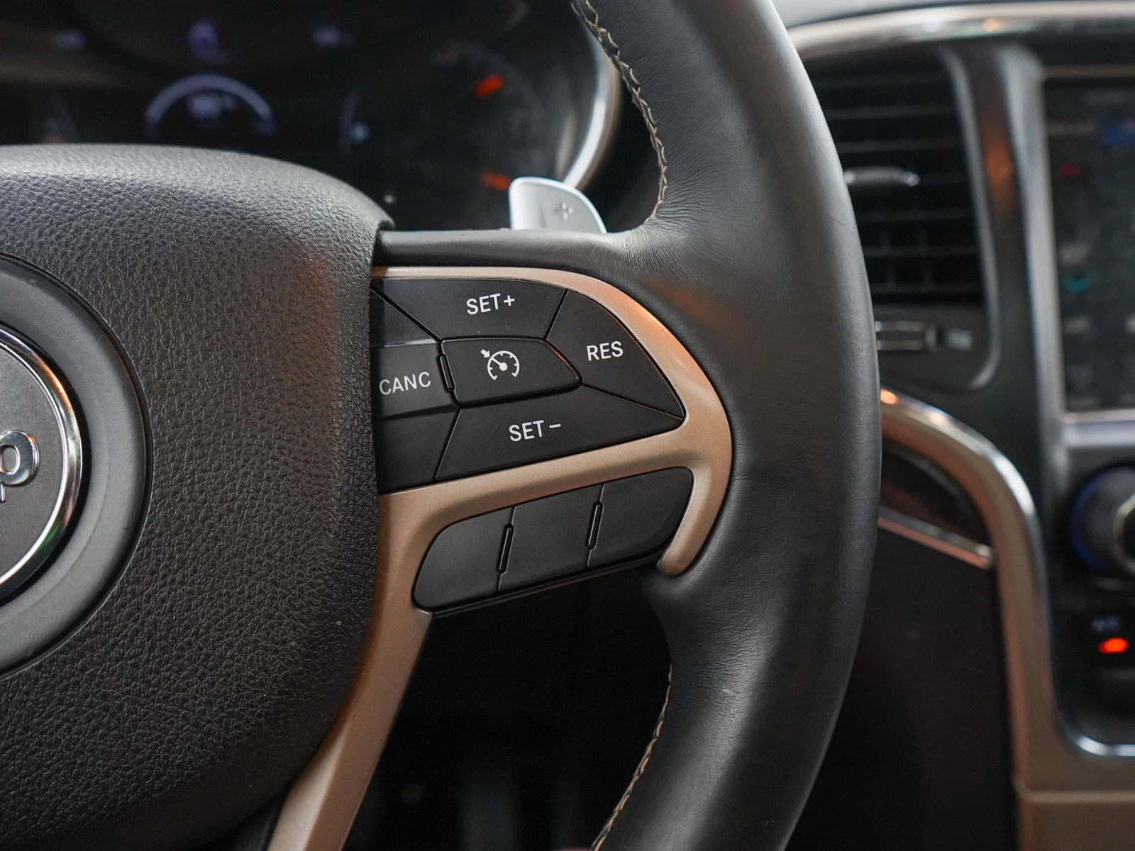 Used 2016 Brilliant Black Crystal Pearlcoat Jeep Overland image 26