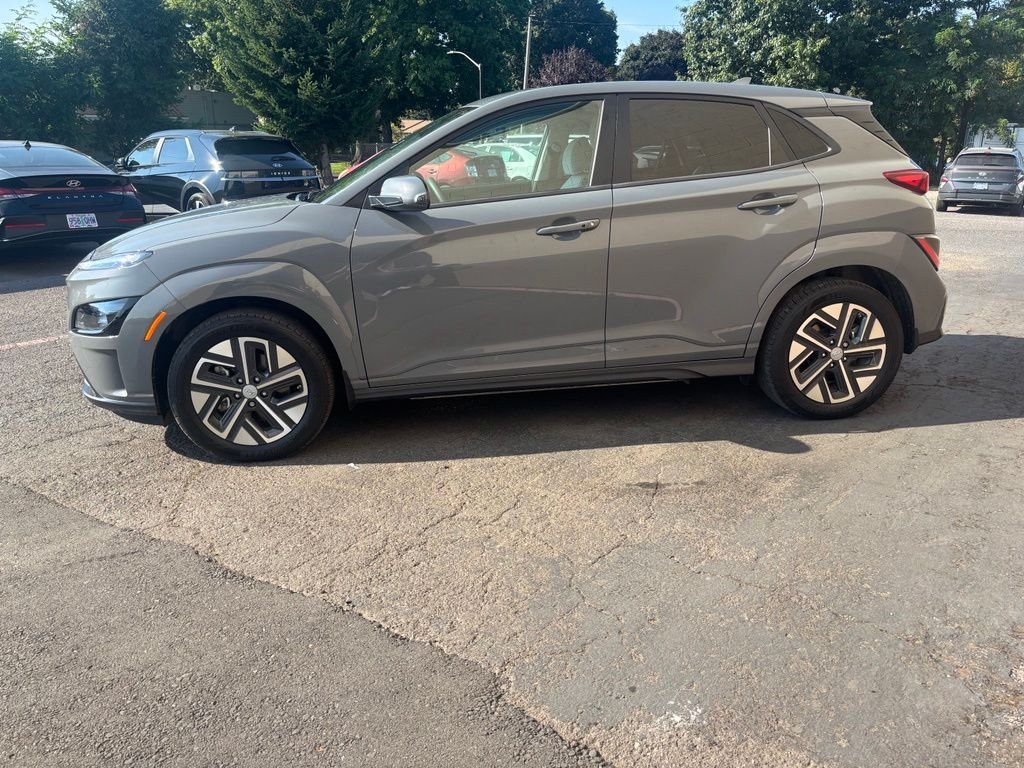 Used 2023 Gray Hyundai SE image 9