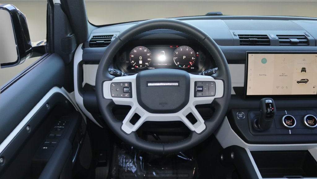 Used 2025 White Land Rover X-Dynamic SE image 14