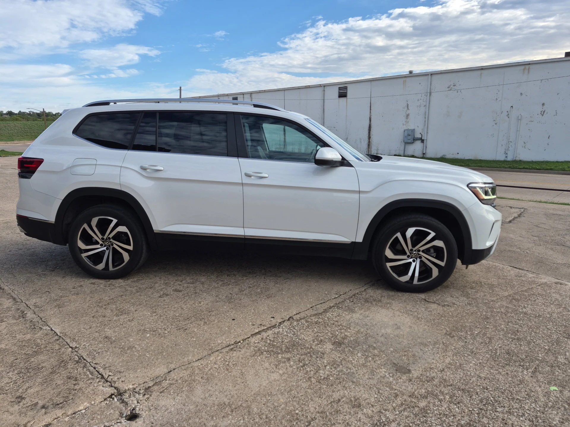 Used 2023 White Volkswagen SEL image 4