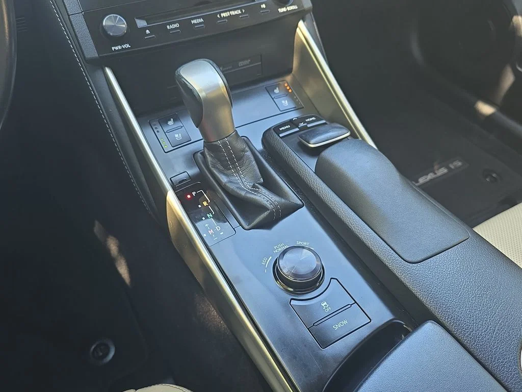 Used 2014  Lexus 250 image 27