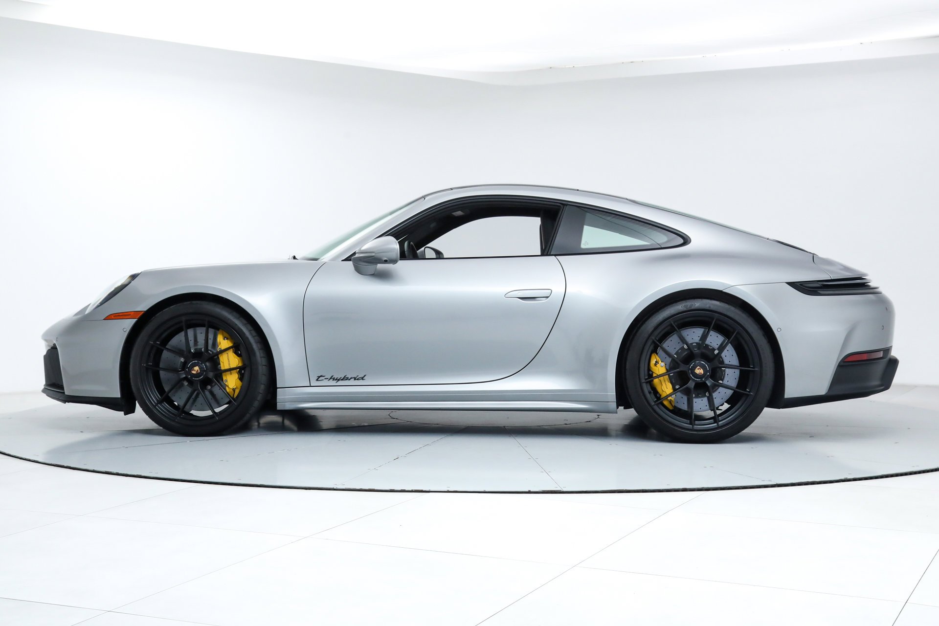 2025 Porsche 911 4 GTS photo 3