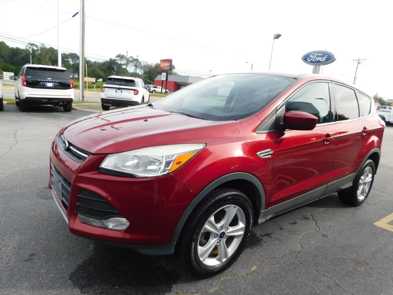 Used 2014 Red Ford FWD 4dr SE image 4