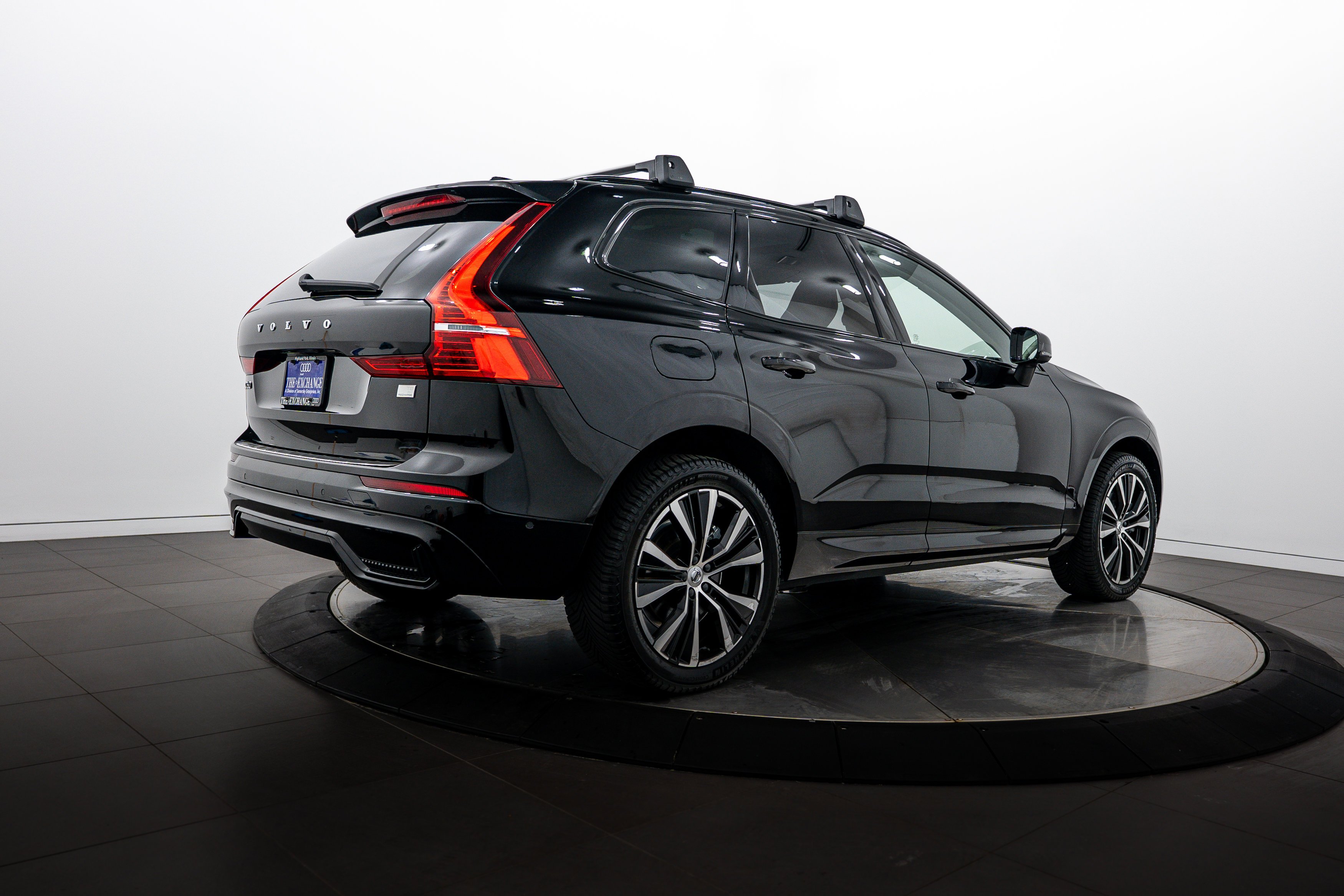 Used 2023 Onyx Black Metallic Volvo Ultimate Dark Theme image 4