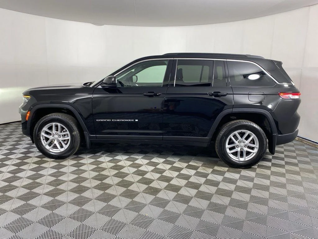 Used 2025 Diamond Black Crystal Pearlcoa Jeep Laredo X image 5