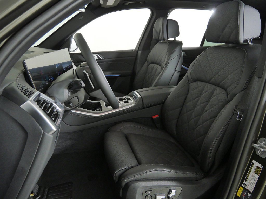 New 2026 Manhattan Green Metallic BMW xDrive50e image 36