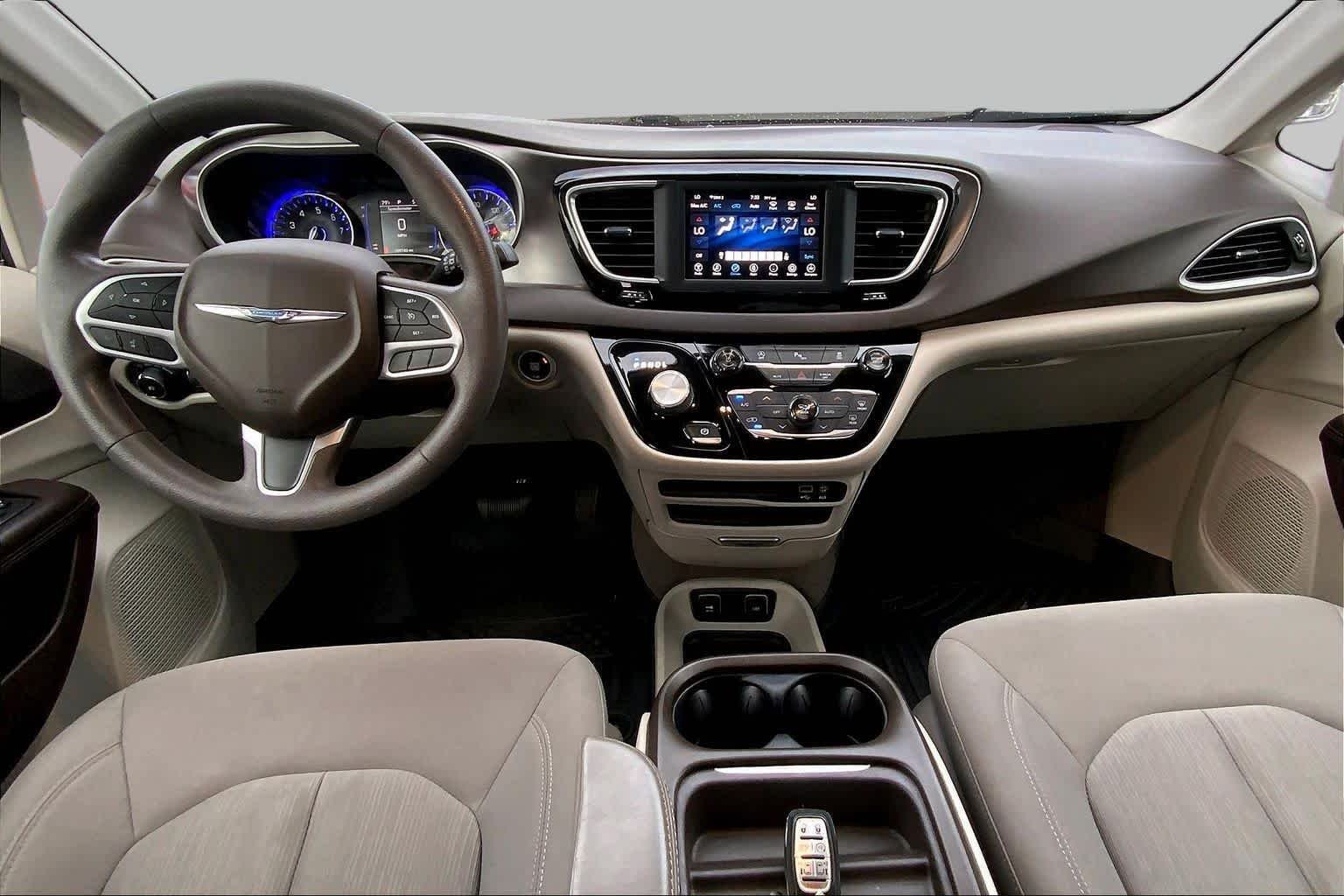 Used 2018 Molten Silver Chrysler Touring Plus image 15