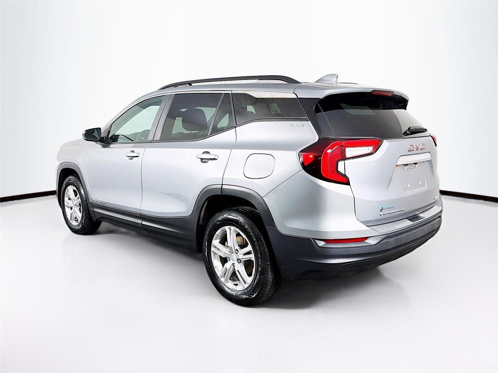 Used 2023 Sterling Metallic GMC SLE image 9