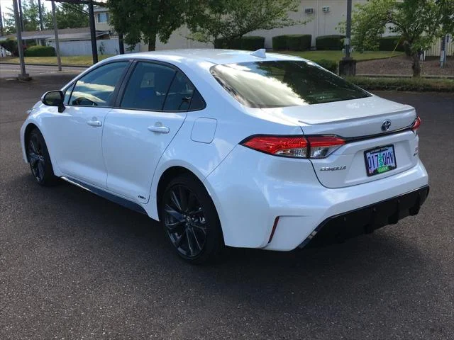 Certified Used 2025 WIND CHILL PEARL Toyota  image 5