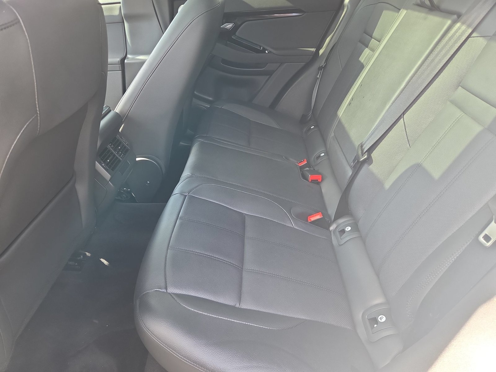 Used 2024 Fuji White Land Rover Dynamic SE image 21