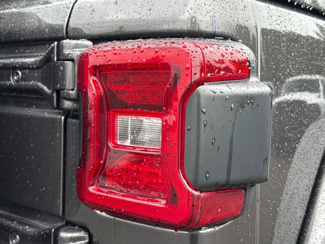 Used 2025 Granite Crystal Metallic Clearcoat Jeep Sahara image 13