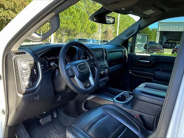 Used 2022 White GMC Denali image 4