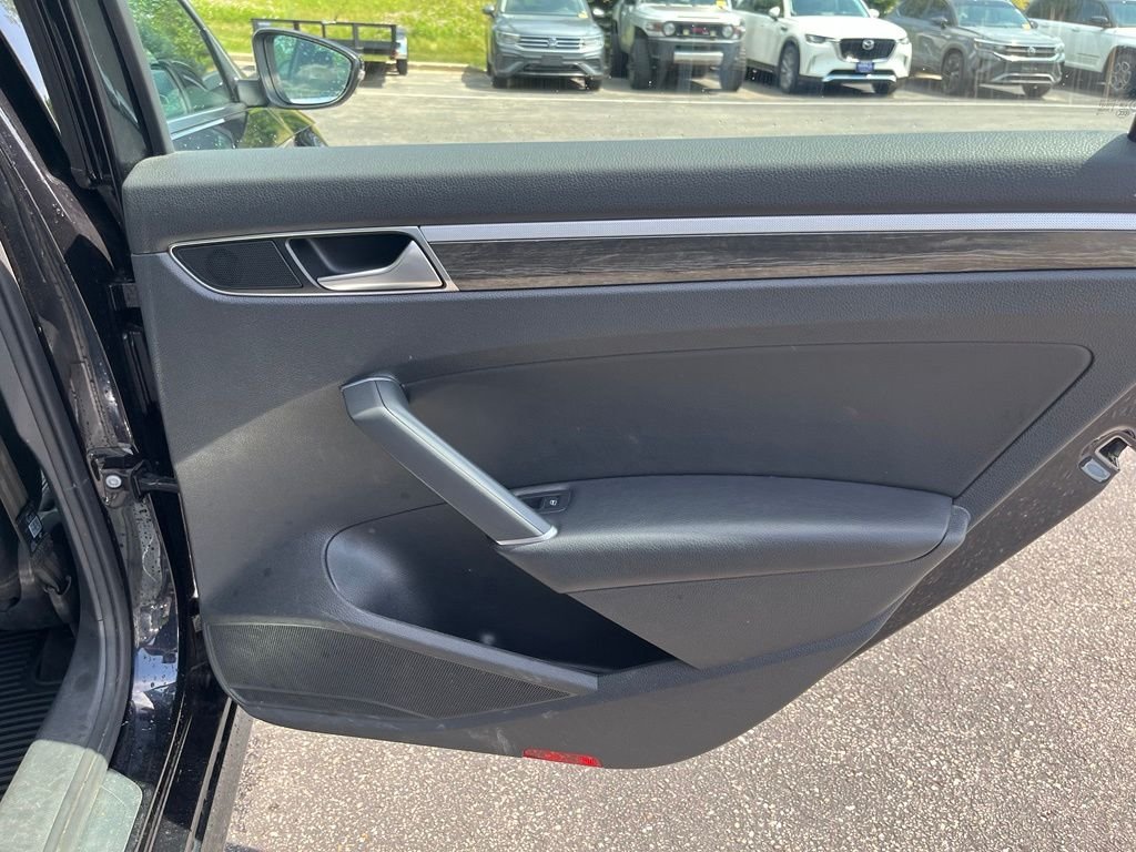 Used 2018 Black Volkswagen 2.0T SEL Premium image 25
