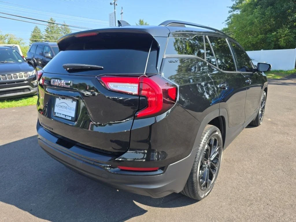Used 2022 Ebony Twilight Metallic GMC FWD 4dr SLT Elevation Edition with Skyscape Power Sunroof image 4