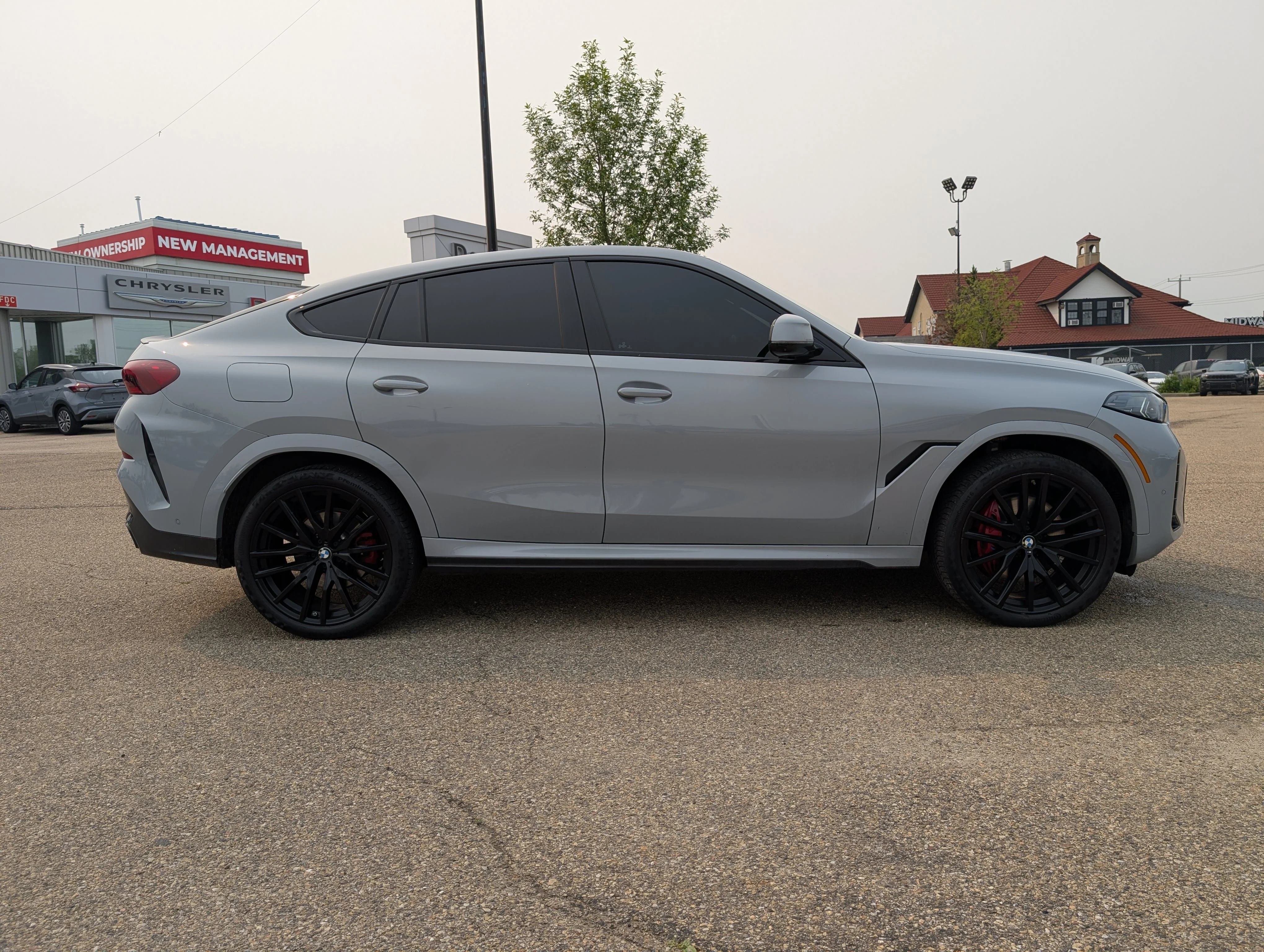 Used 2024 Gray BMW xDrive40i image 8
