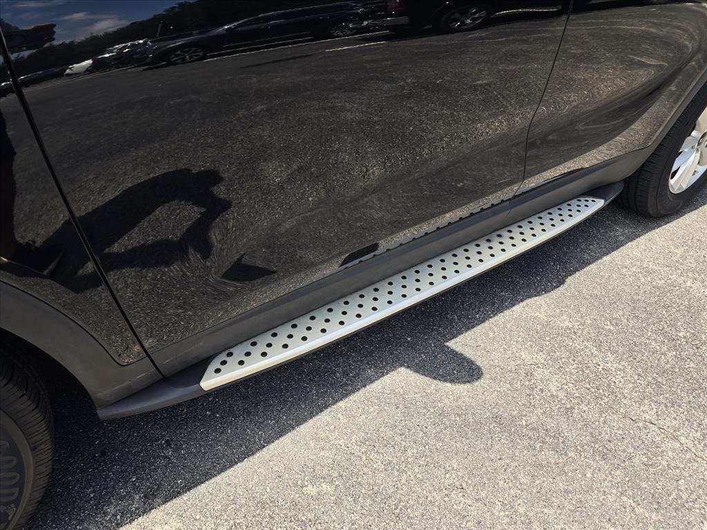 Used 2019 Black Kia L image 10
