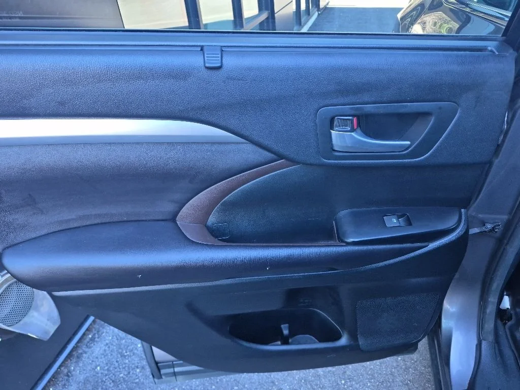 Used 2016 Gray Toyota XLE V6 image 13