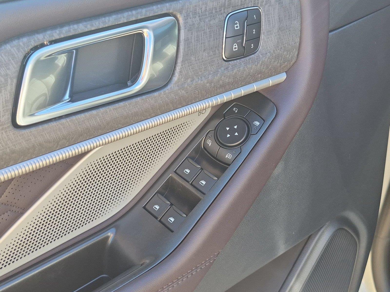 New 2027 Star White Metallic Tri-Coat Ford Platinum™ image 15