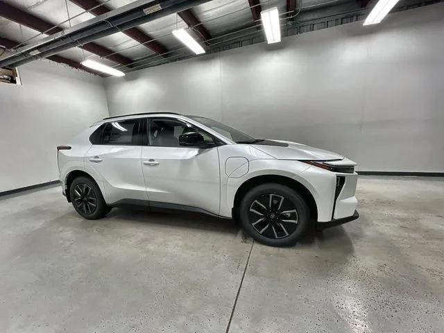 New 2026 Wind Chill Pearl <sup>1</sup> Toyota  XLE image 9