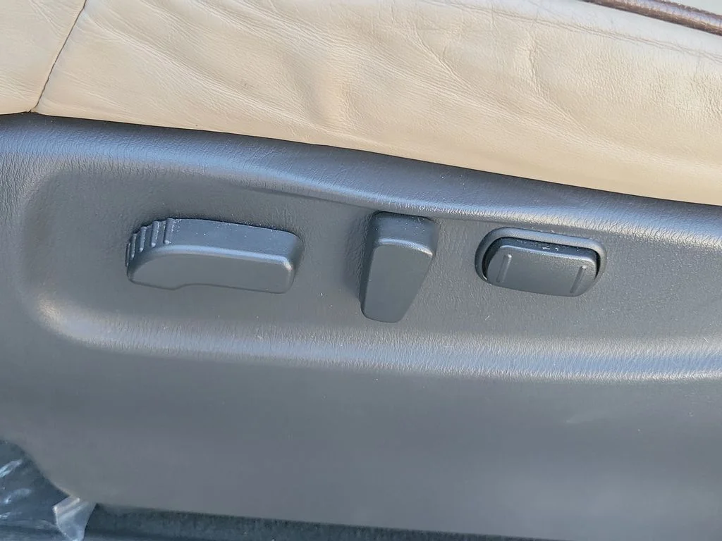 Used 2018 Black Nissan SL image 29