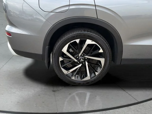 Used 2023  Mitsubishi SE image 32