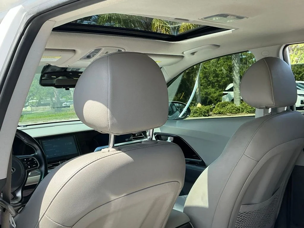 Used 2020 White Kia Touring image 27