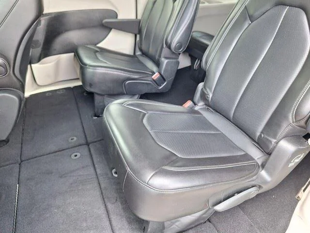 Used 2023 Brilliant Black Crystal Pearlcoat Chrysler Touring L image 23