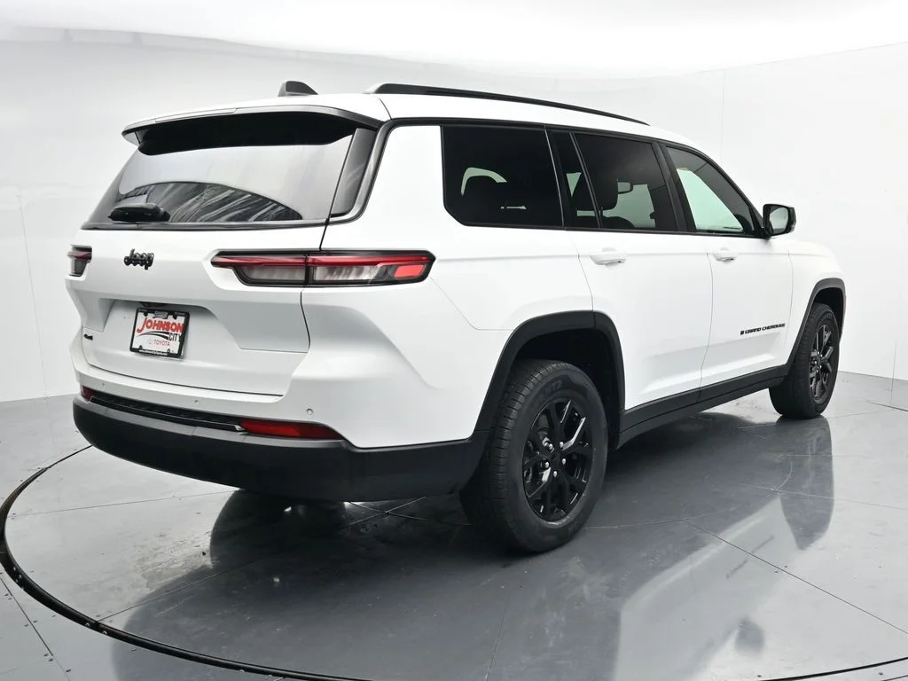 Used 2024 White Jeep Altitude image 6