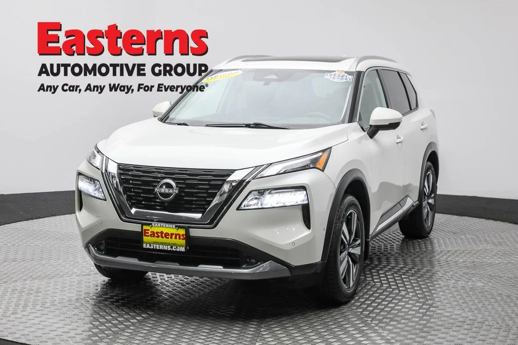 Used 2022 White Nissan SL image 1