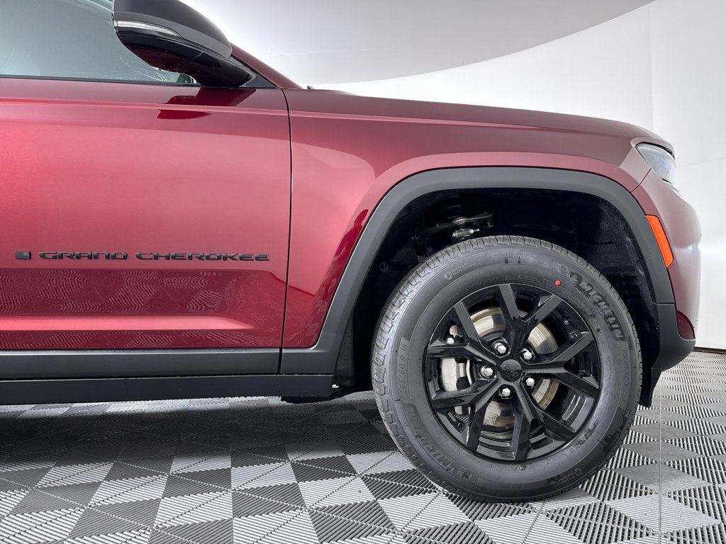 New 2026 Velvet Red Pearl-Coat Exterior Paint Jeep Laredo Altitude image 22