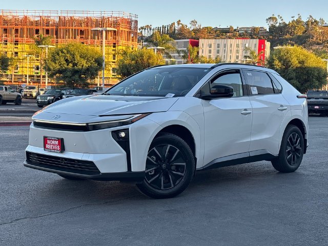 New 2027 Wind Chill Pearl <sup>1</sup> Toyota  XLE image 2