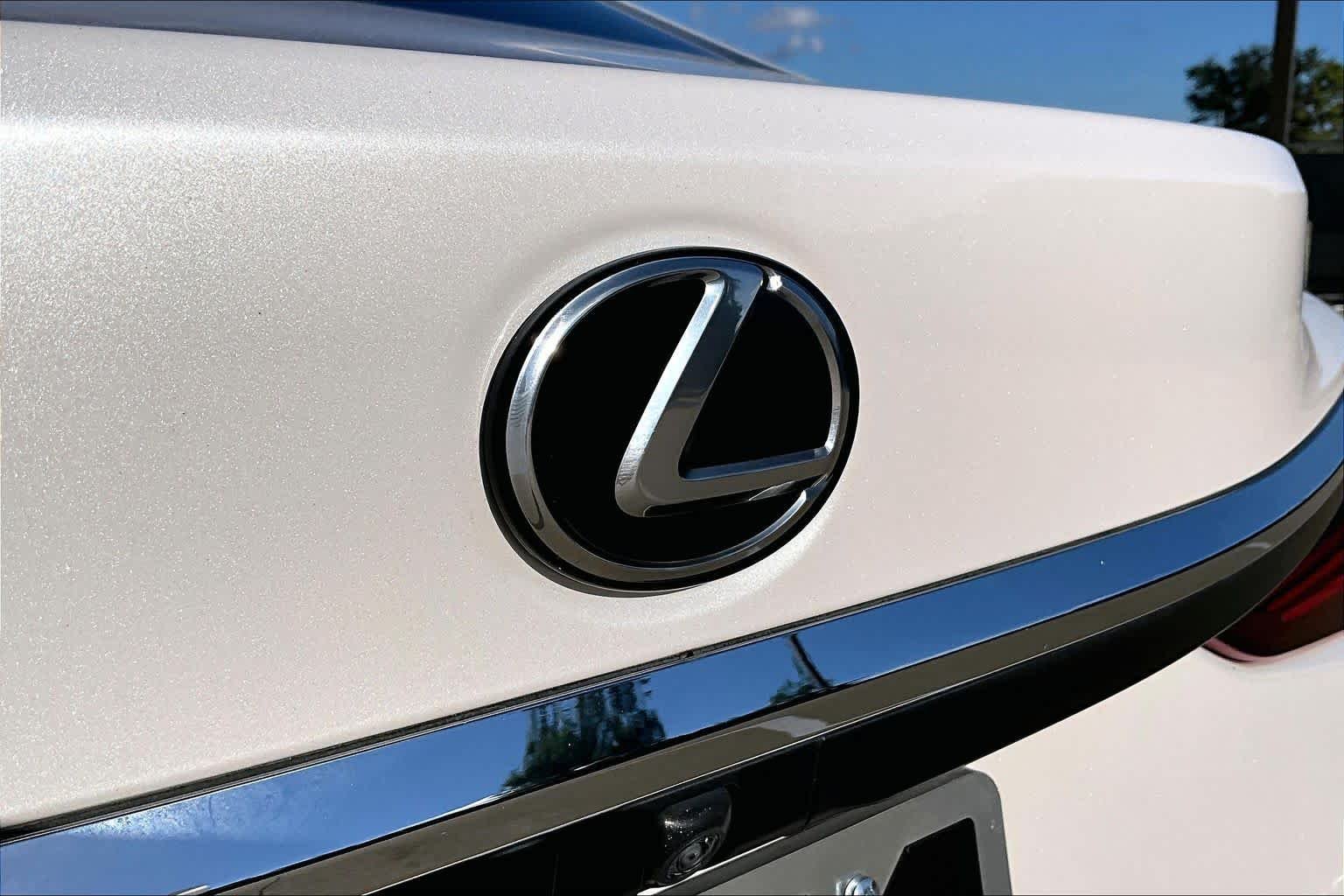 Used 2020 Eminent White Pearl Lexus  image 29