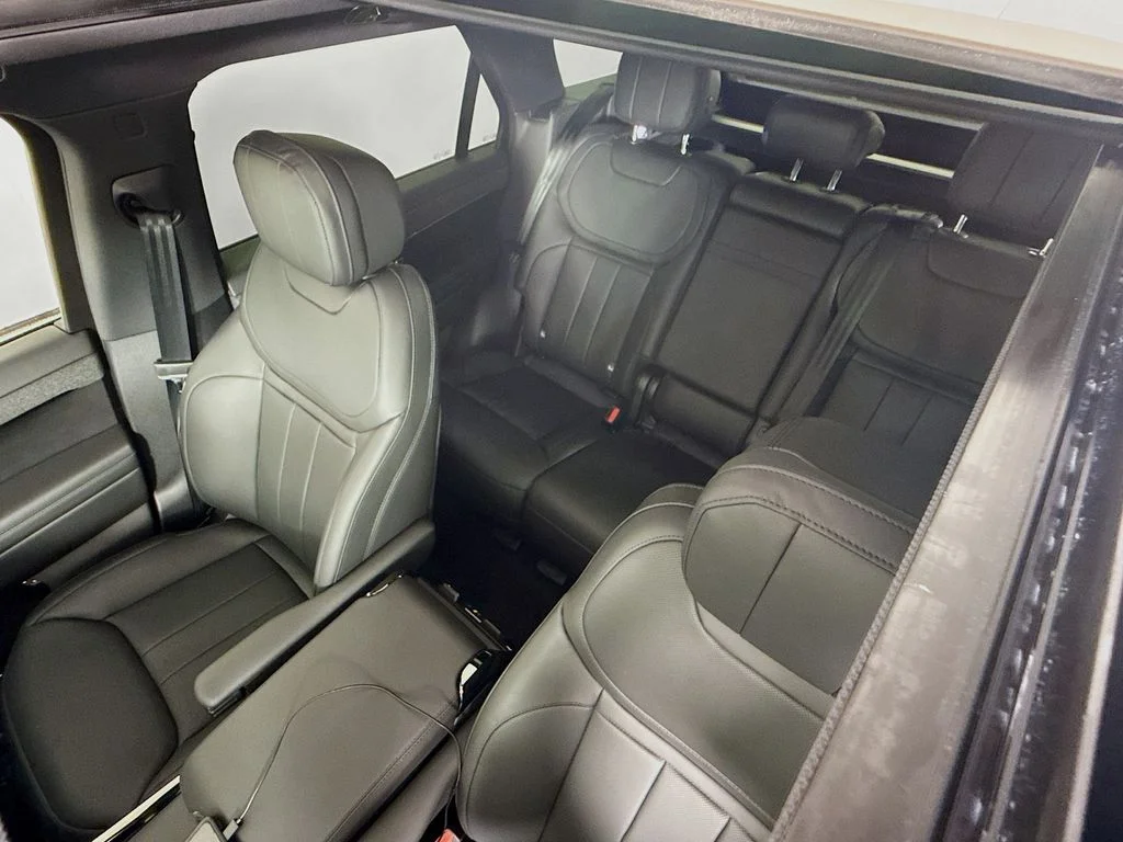 Certified Used 2025 White Land Rover Dynamic SE image 14