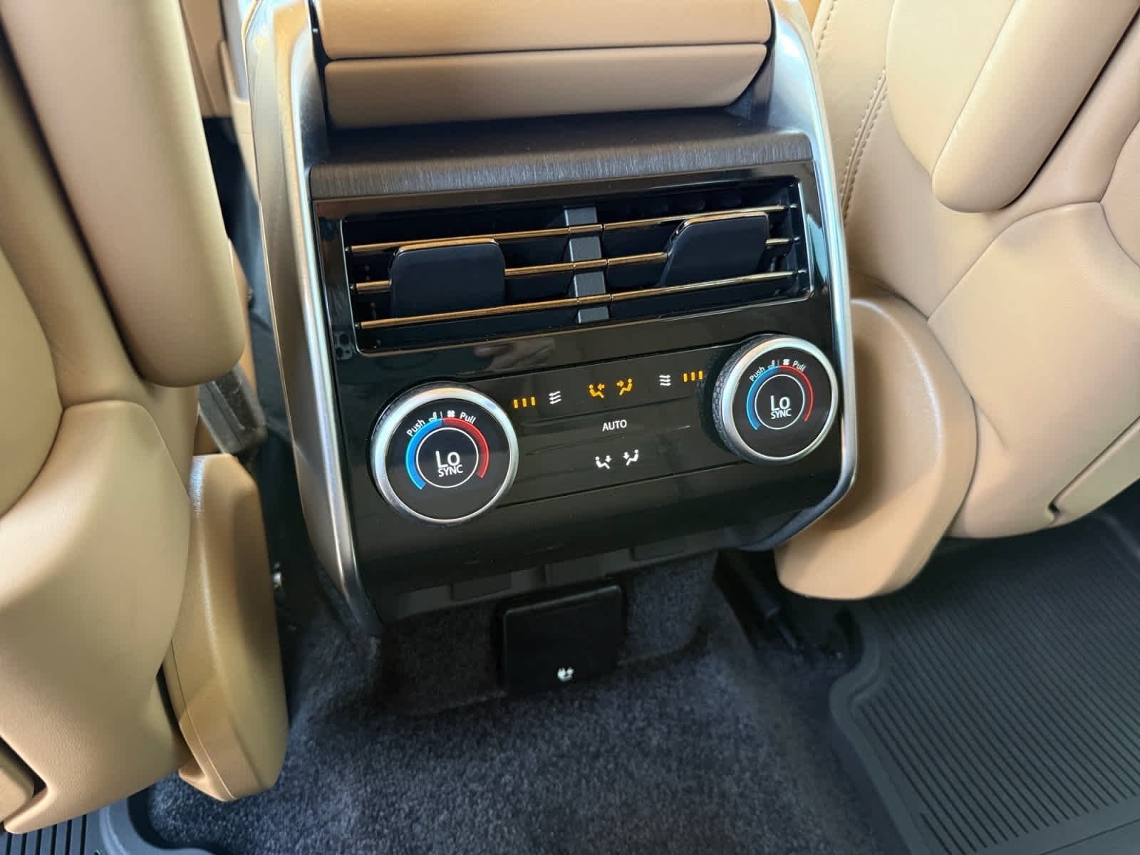 2025 Land Rover Range Rover SE - Photo 16