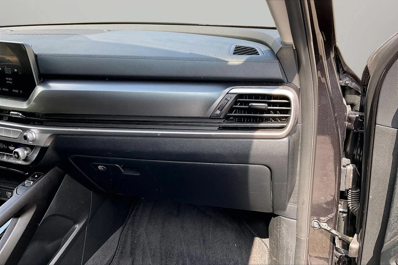 Used 2025  Kia S image 21