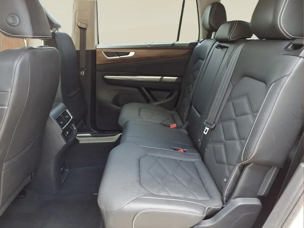 Used 2025  Volkswagen 2.0T SE w/Technology image 21