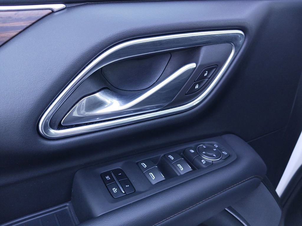 Used 2023 Iridescent Pearl Tricoat Chevrolet High Country image 33