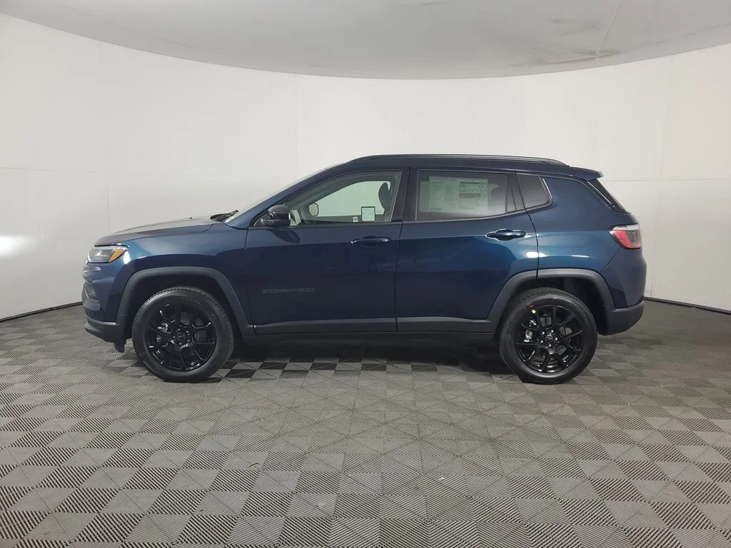 New 2026 Fathom Blue Pearl-Coat Exterior Paint Jeep Latitude image 7