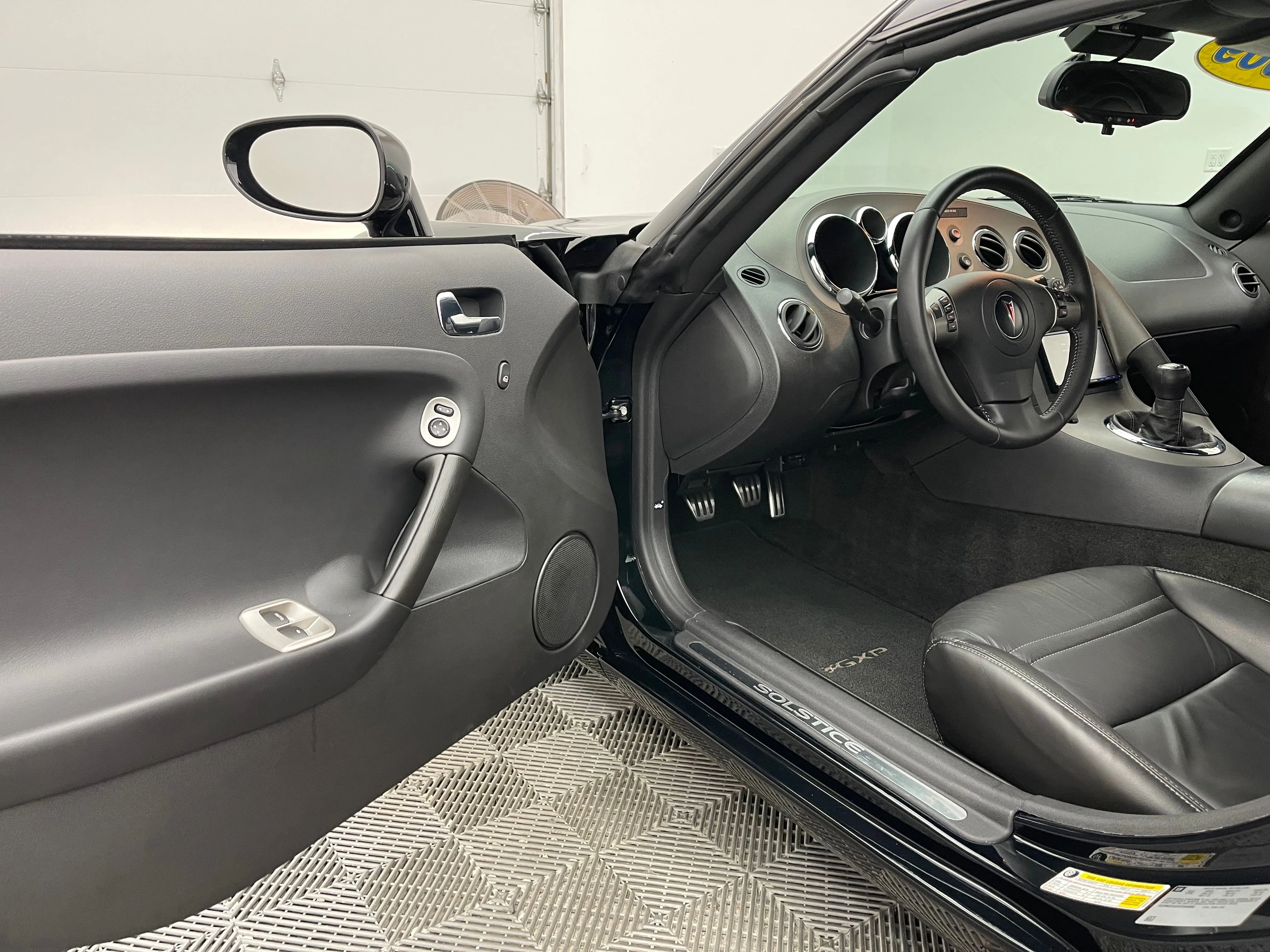 Used 2009 Mysterious (Black) Pontiac GXP image 13