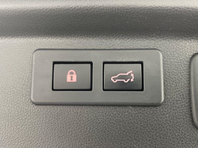 Used 2020 Crystal White Pearl Subaru Limited image 5