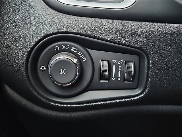 Used 2021 Alpine White Clearcoat Jeep Latitude Front-wheel Drive image 18