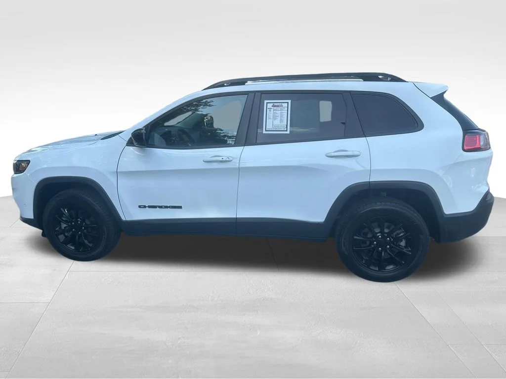 Used 2023 White Jeep Altitude image 7