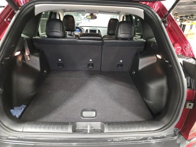Used 2022 Red Jeep Latitude Lux image 12