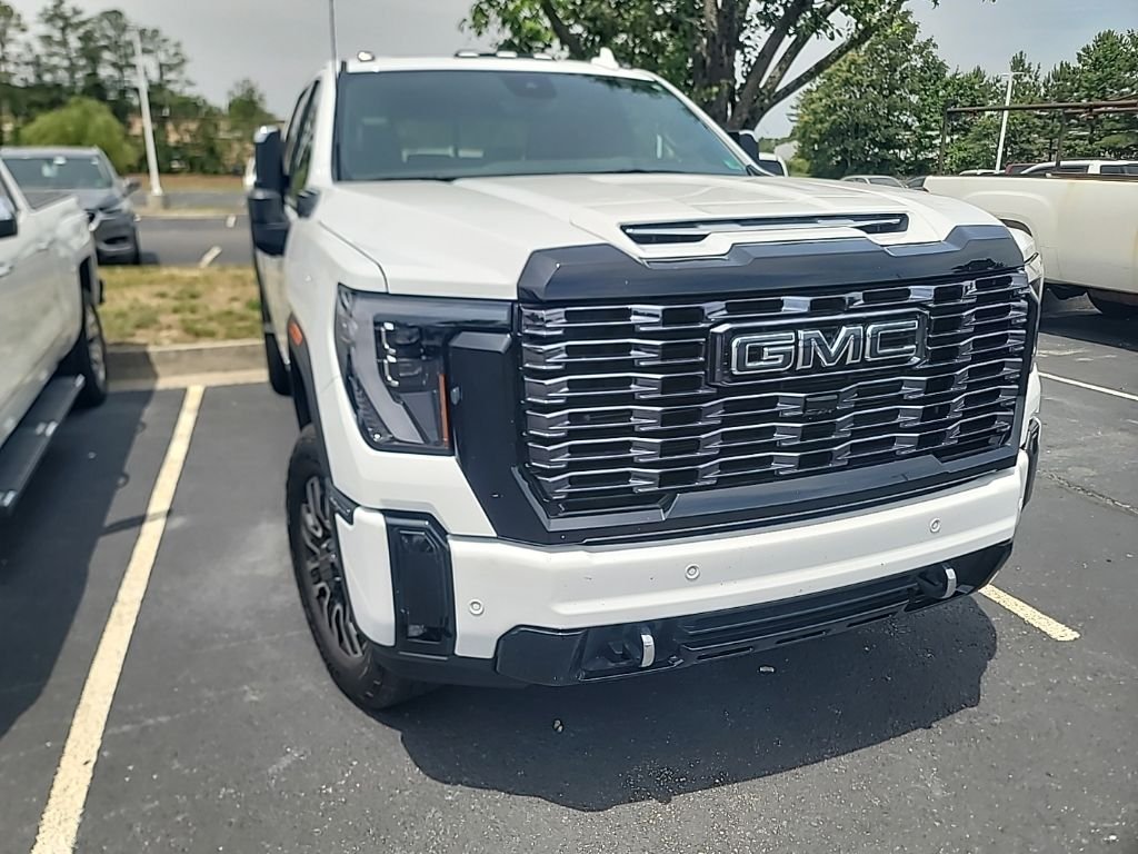 Used 2025 White GMC Denali Ultimate image 11