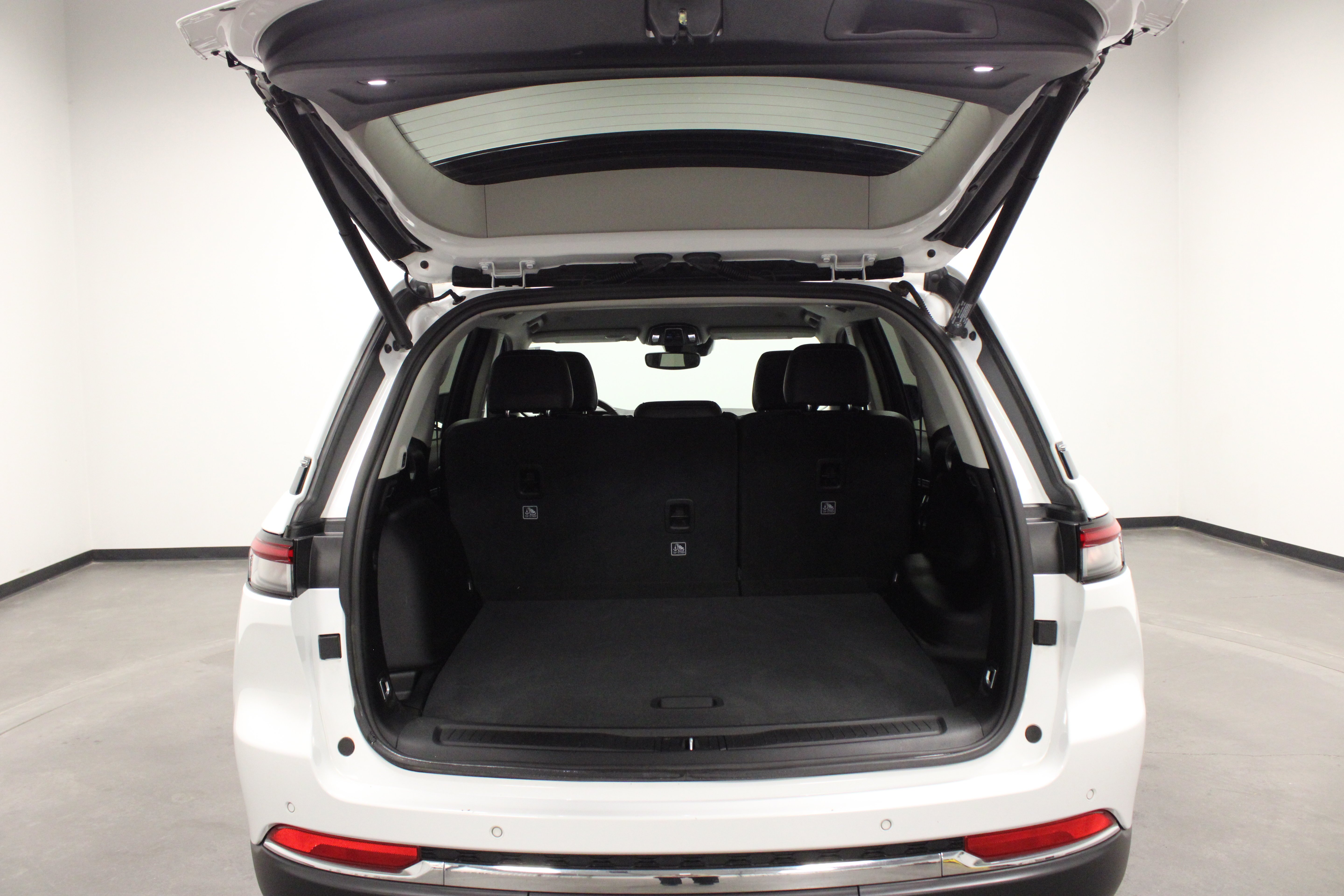 Used 2023 Bright White Clearcoat Jeep Limited image 10