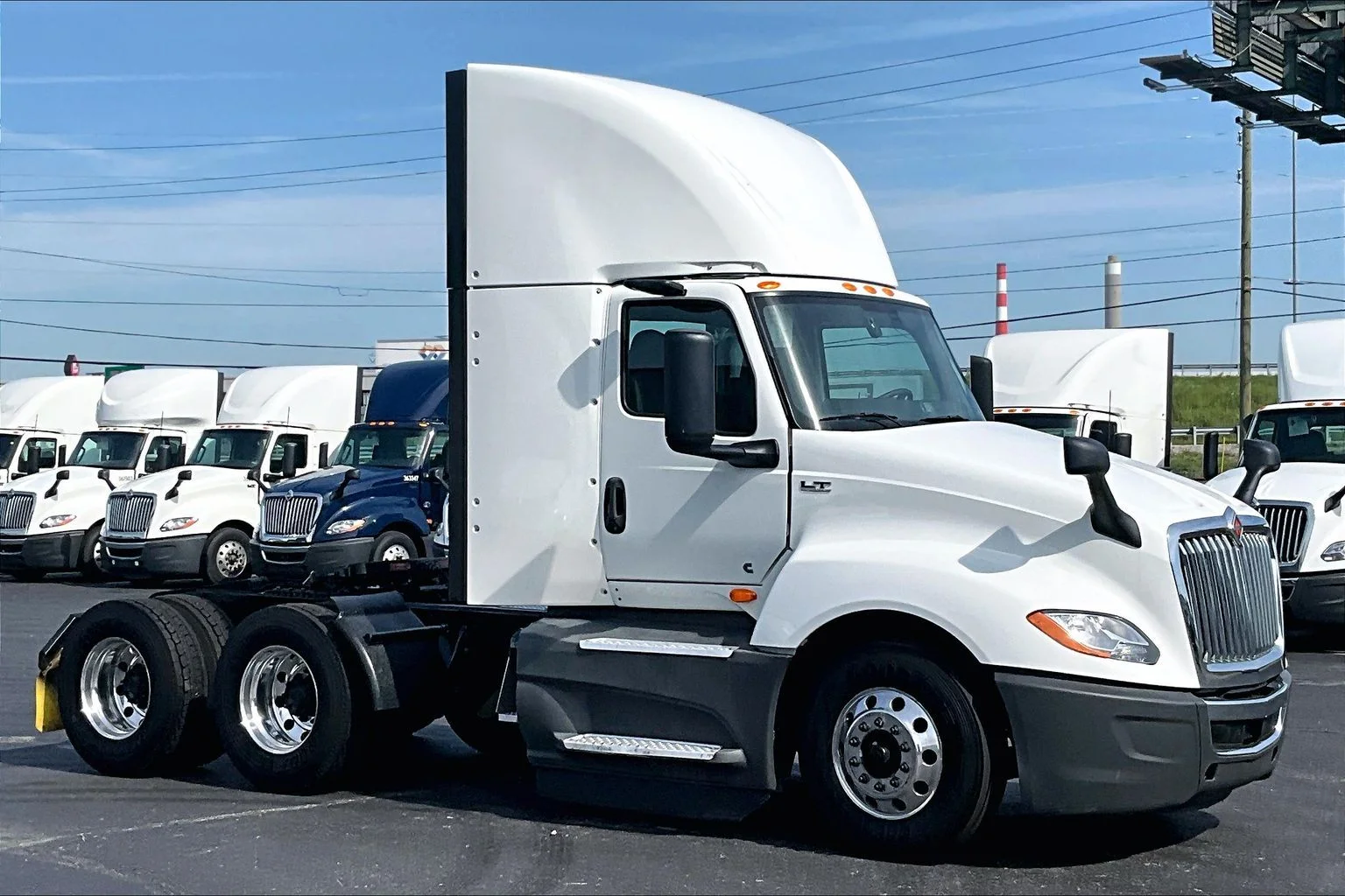 Used 2021 WHITE International  image 1