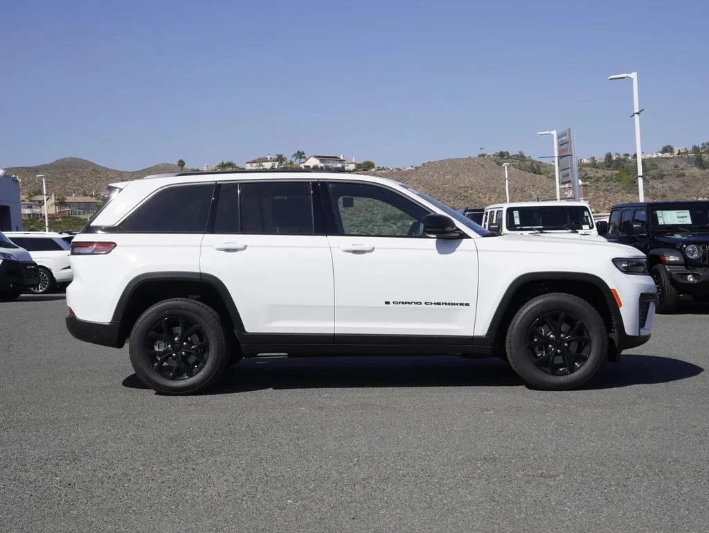 New 2026 Bright White Clear-Coat Exterior Paint Jeep Laredo Altitude image 3