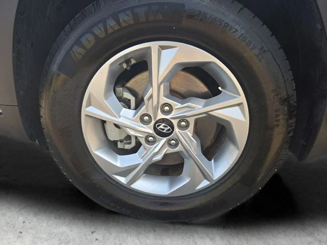 Used 2023 Black Hyundai SE image 18