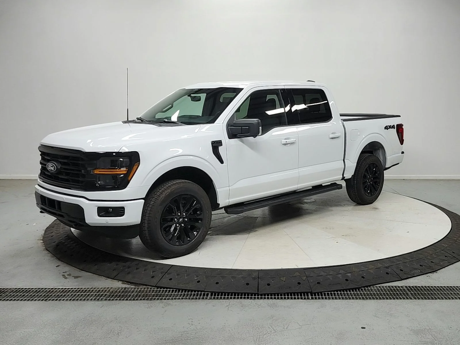 New 2026 Oxford White Ford XLT image 4