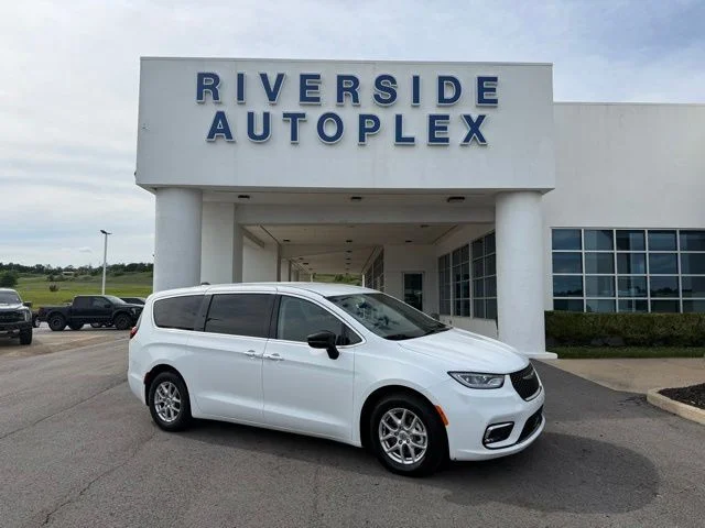 2024 Chrysler Pacifica Touring L's photo